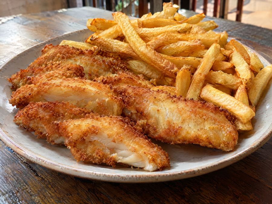 Filé de peixe com fritas